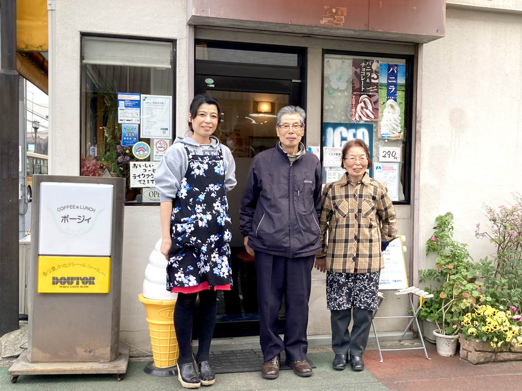 現「Pｏｓｙ」の前にて、隣で八百屋店「神田屋」を営むご両親様と一緒に写真撮影