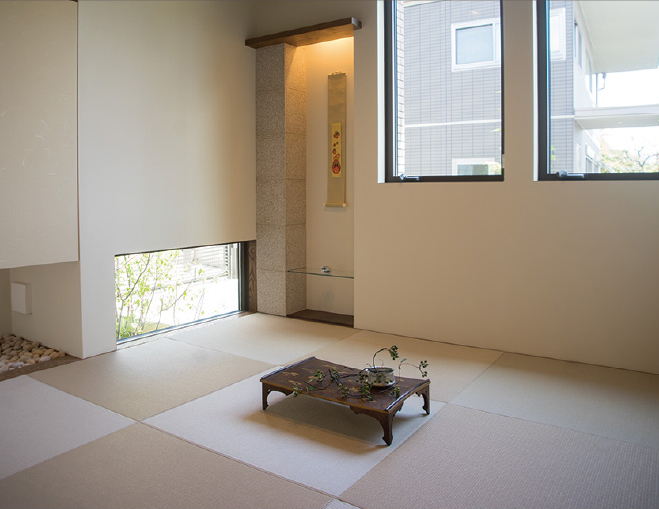 リビングと続き間にある和室。畳に座り地窓から庭を眺め、和める空間に