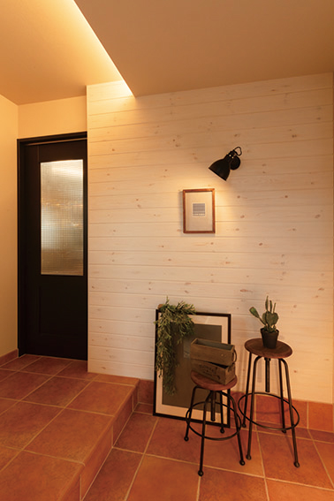 白板張りの壁が柔らかさと温かみをもたらす玄関ホール