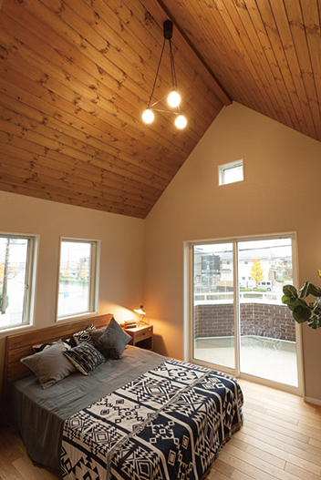 主寝室の天井は屋根の形を表し、勾配天井はパインで仕上げます。