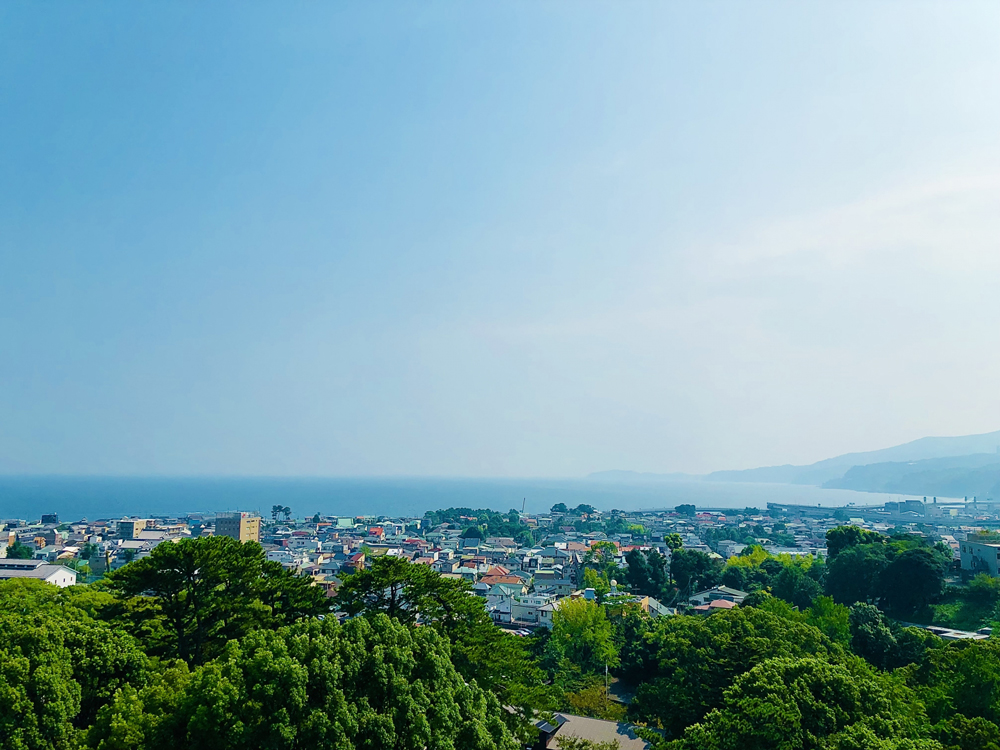小田原・城山に完成した「居場所を重ねた家」の外観／国道1号沿い